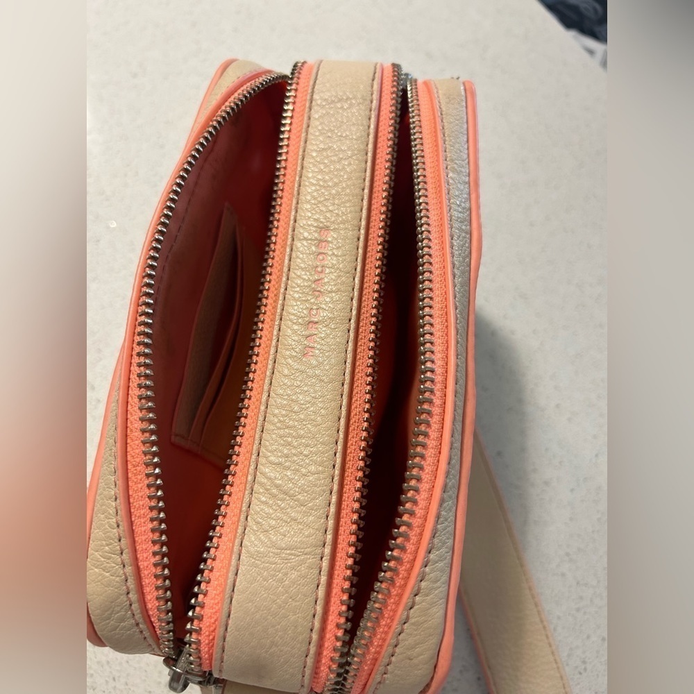 Marc Jacobs l The Fluoro Edge Moto Shot crossbody bag l Neutral - Picture 6 of 9